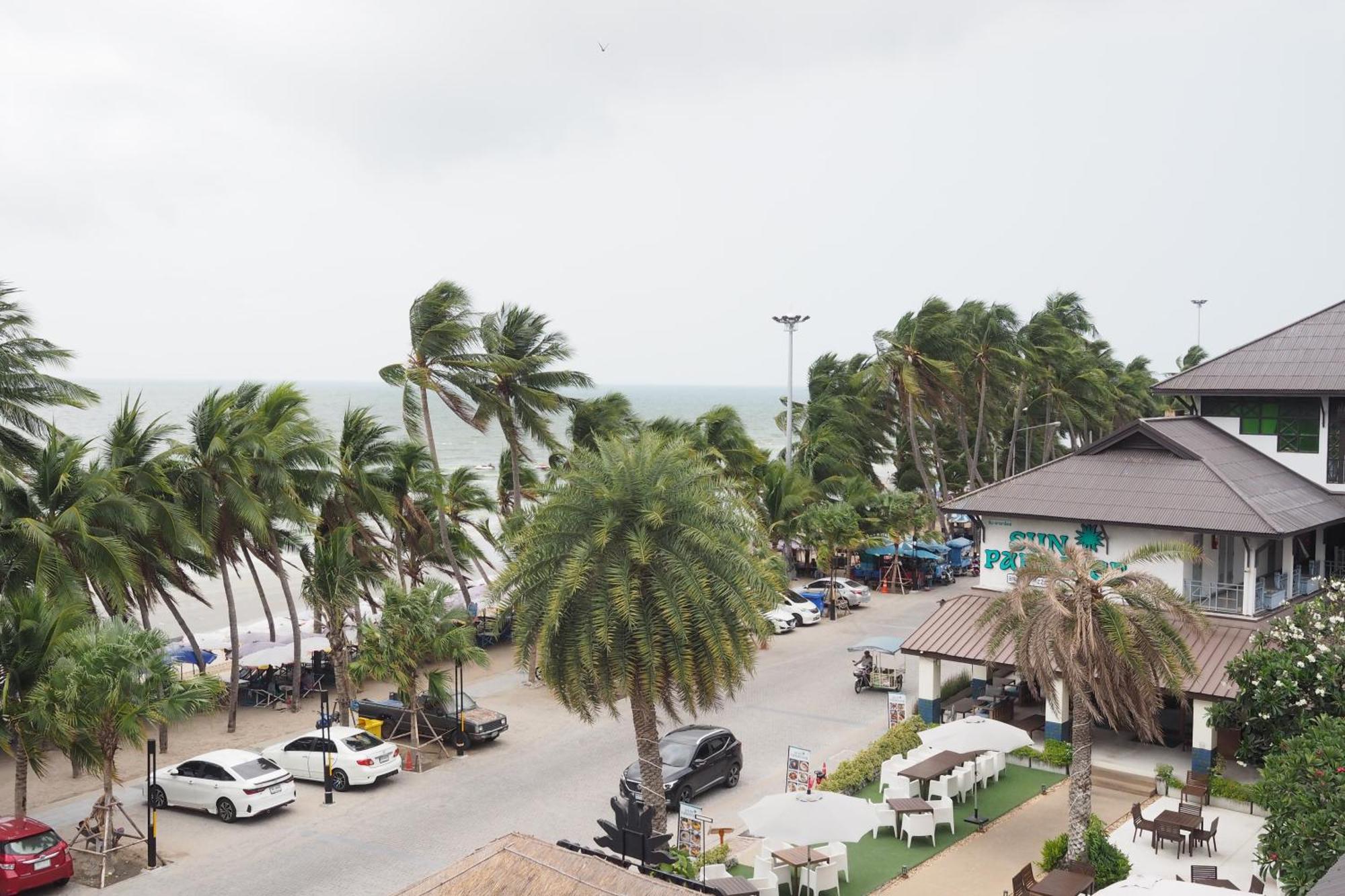 The Beach Bangsaen By Thanthita Next To Wonnapa Beach Free Disney Plus Exteriör bild