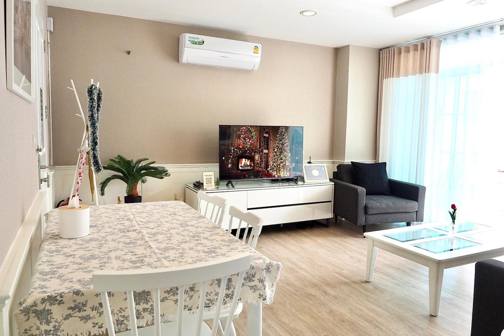The Beach Bangsaen By Thanthita Next To Wonnapa Beach Free Disney Plus Exteriör bild