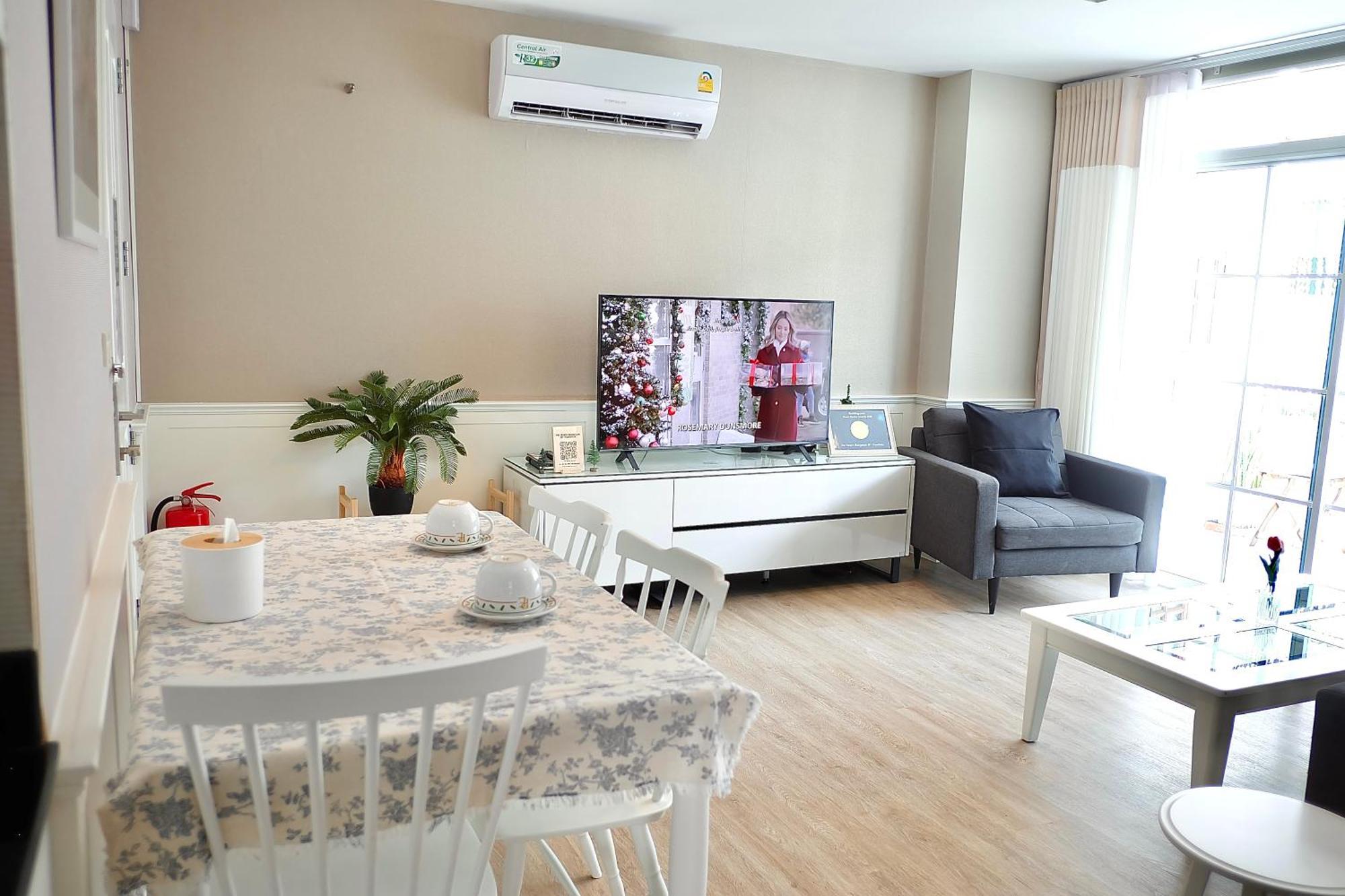The Beach Bangsaen By Thanthita Next To Wonnapa Beach Free Disney Plus Exteriör bild