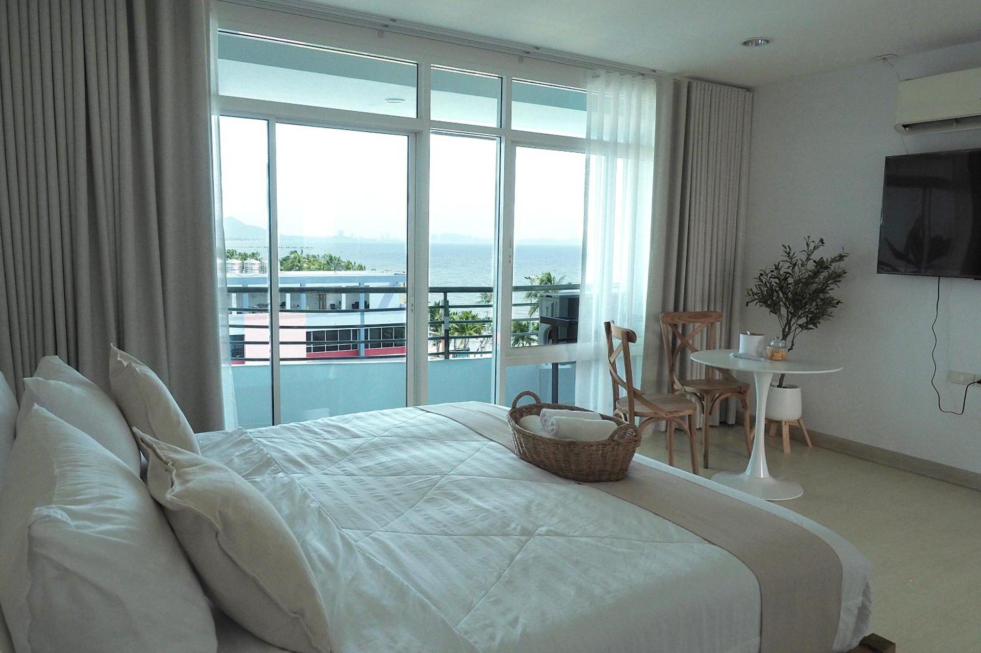 The Beach Bangsaen By Thanthita Next To Wonnapa Beach Free Disney Plus Exteriör bild