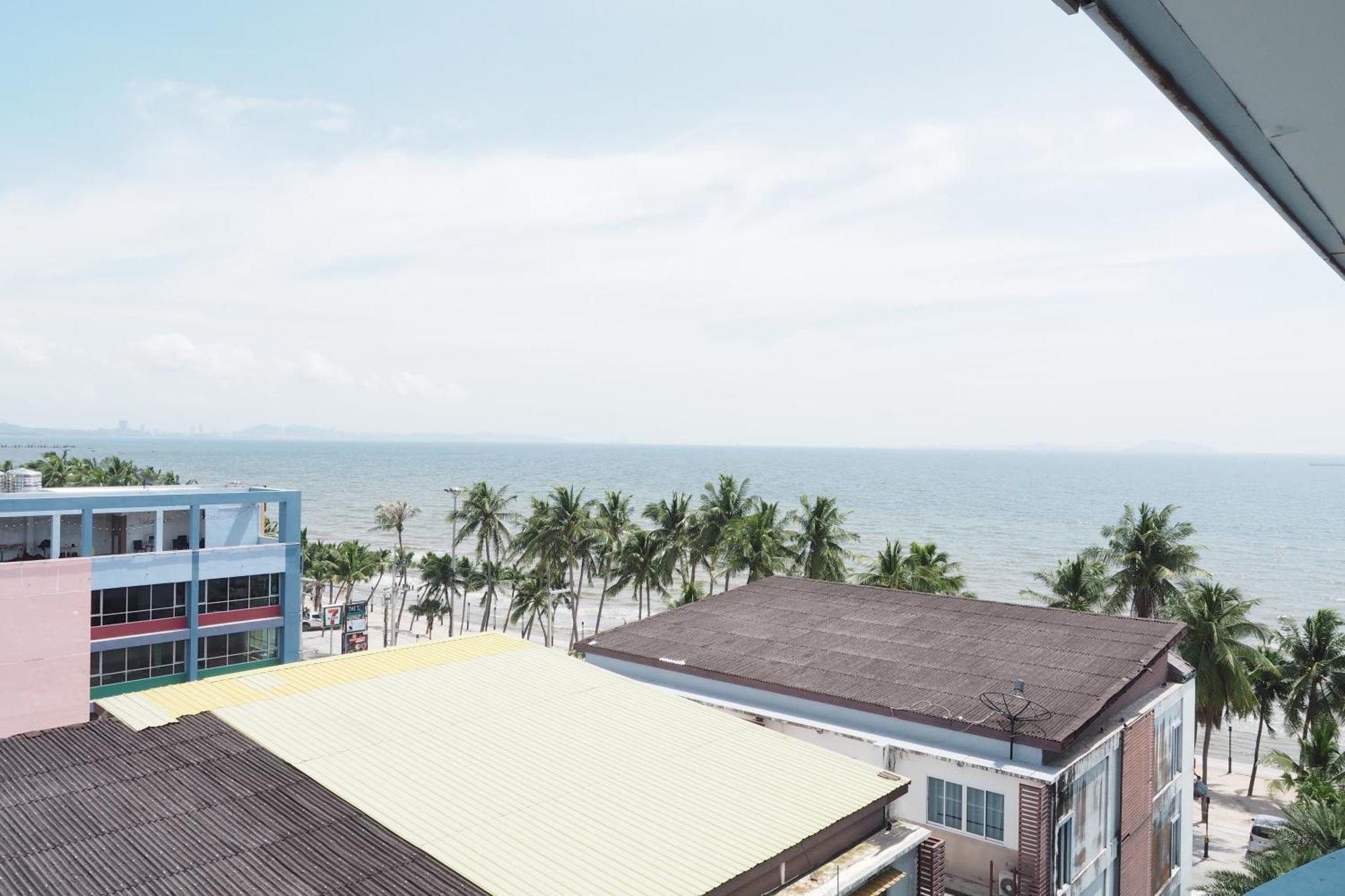 The Beach Bangsaen By Thanthita Next To Wonnapa Beach Free Disney Plus Exteriör bild
